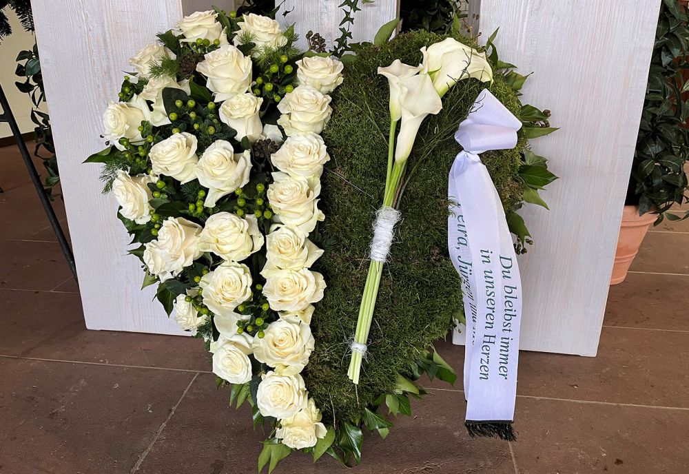 Blumen- und Urnenschmuck bei einer Beerdigung