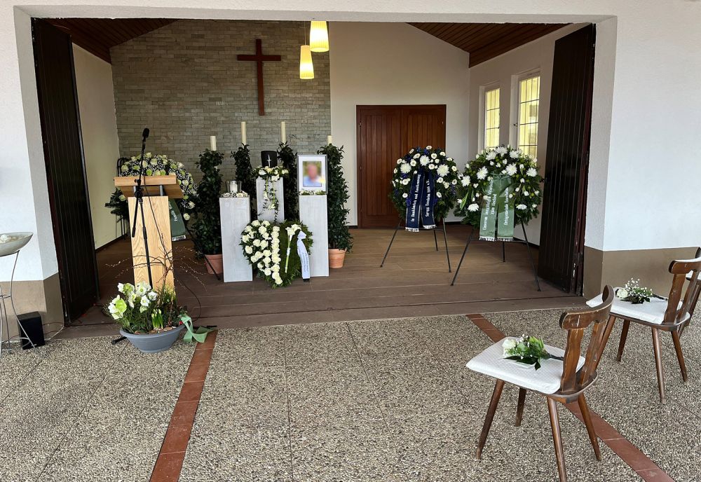 Blumen- und Urnenschmuck bei einer Beerdigung